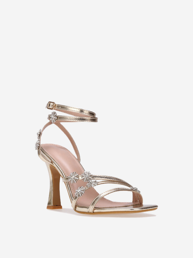 Sandales à talon dorées avec brides à étoiles