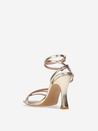 Sandales à talon dorées avec brides à étoiles