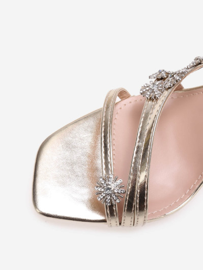 Sandales à talon dorées avec brides à étoiles