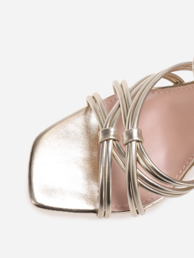 Sandales à talons dorées et brides entrecroisées