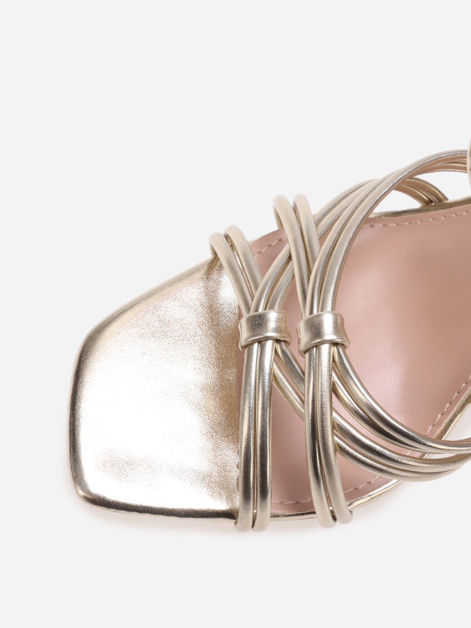 Sandales à talons dorées et brides entrecroisées