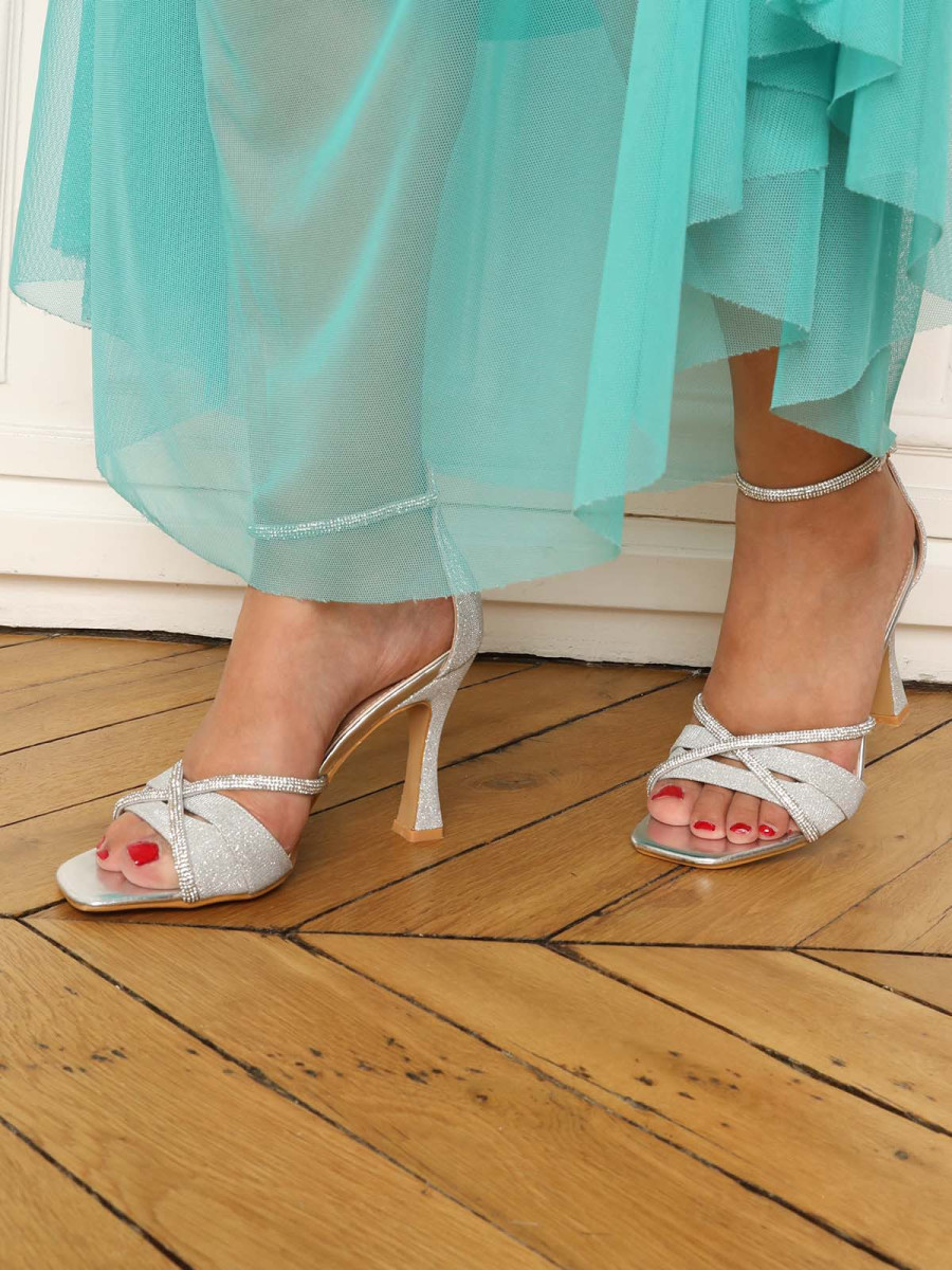 Sandales pailletées argentées avec brides à strass