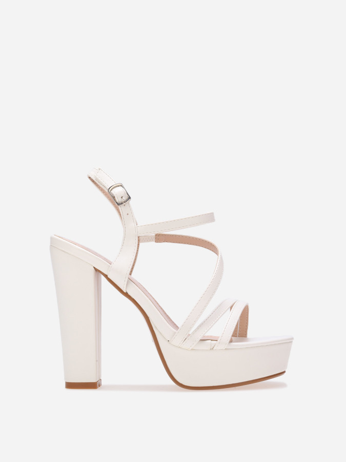 Sandales blanches à talon haut et brides fines