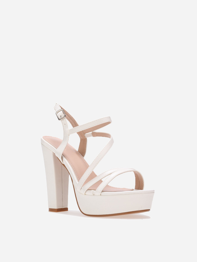 Sandales blanches à talon haut et brides fines