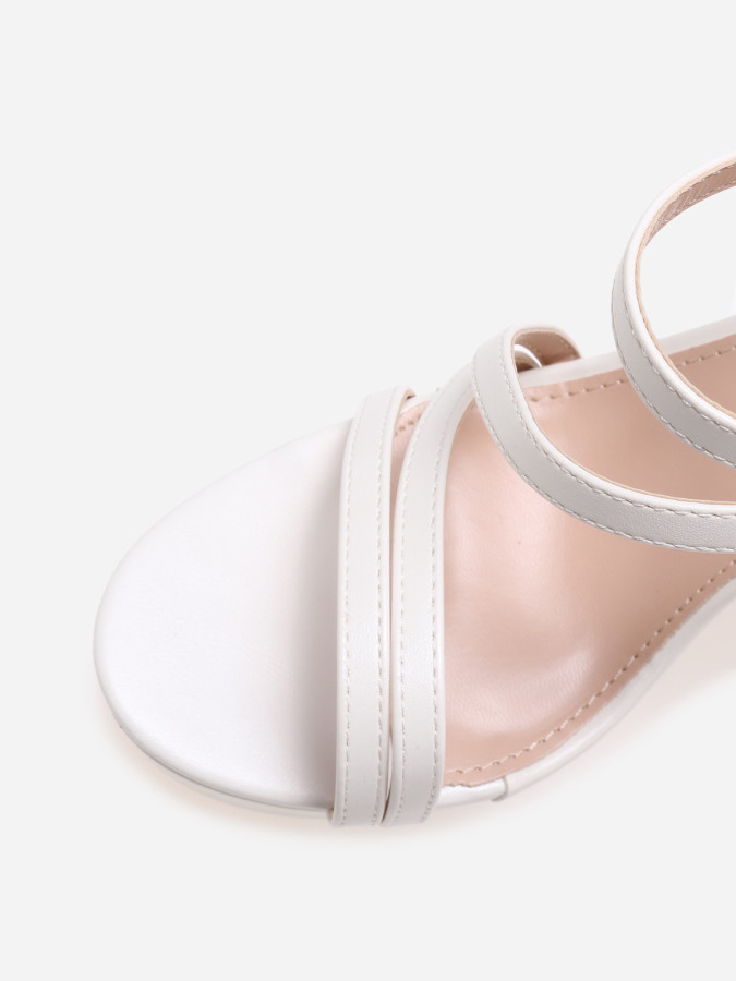 Sandales blanches à talon haut et brides fines