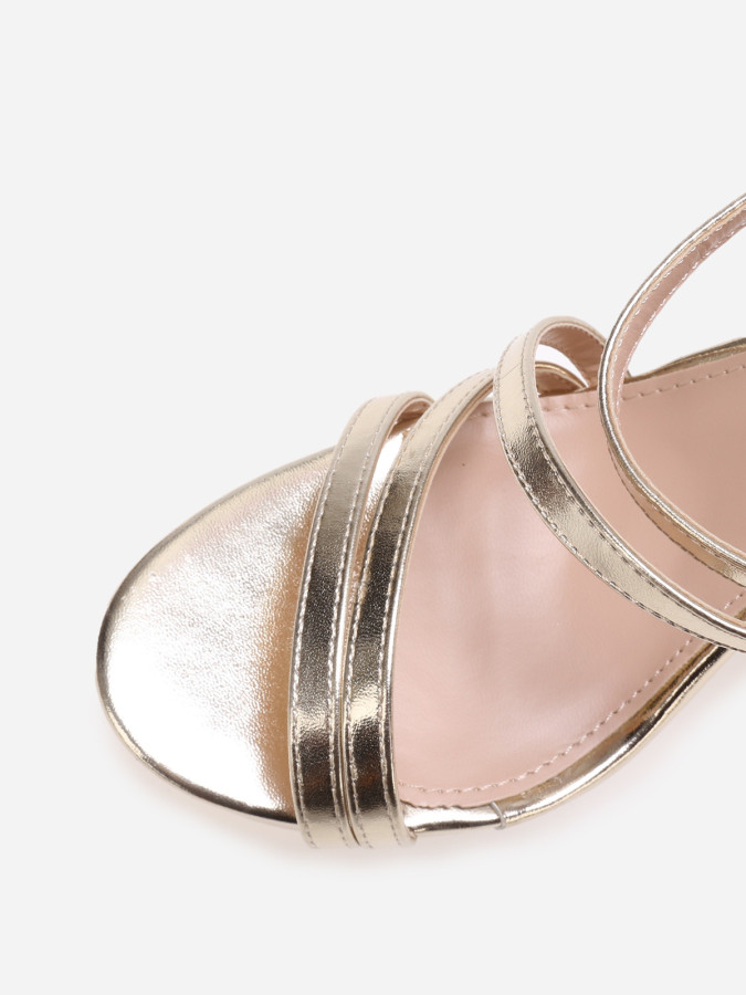 Sandales dorées à talon haut et brides fines