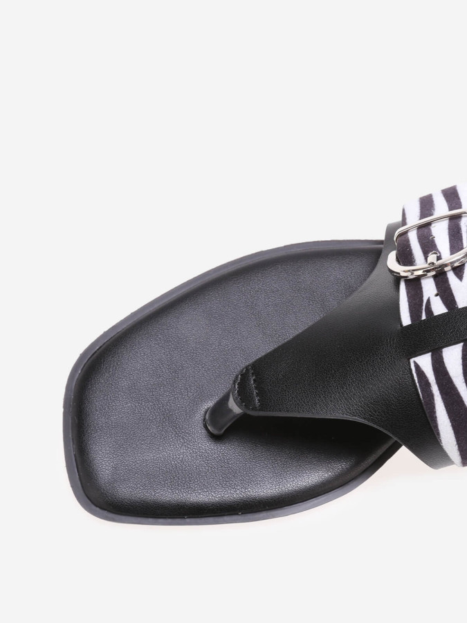 Tongs noires en simili avec bride à imprimé animal