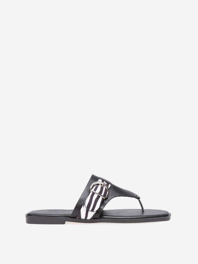 Tongs noires en simili avec bride à imprimé animal