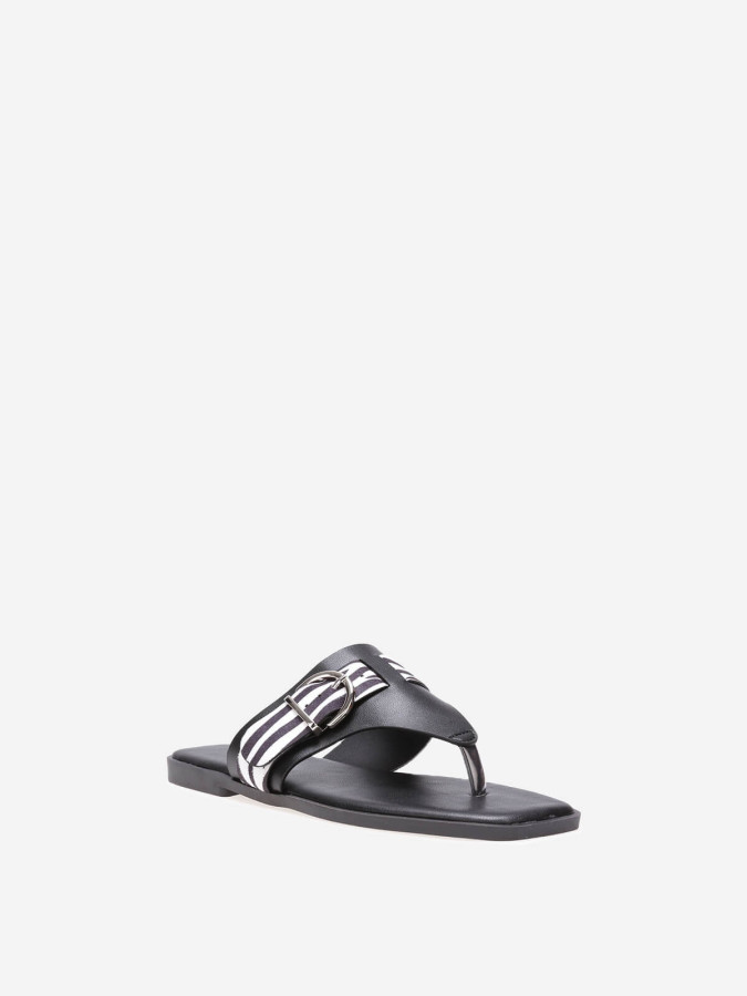 Tongs noires en simili avec bride à imprimé animal