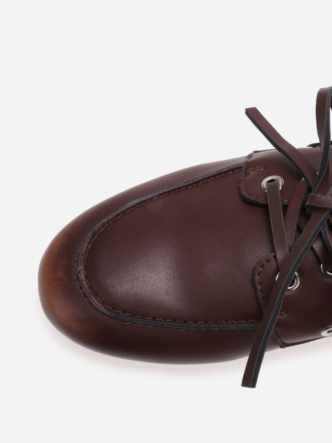 Chaussures bateau marrons en simili à lacets
