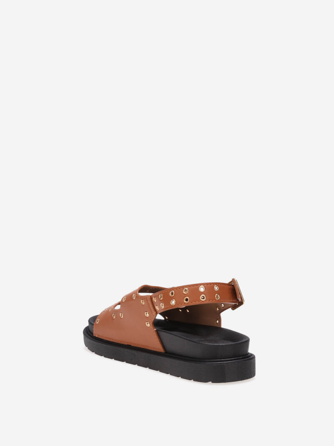 Sandales camel à boucles et œillets métalliques