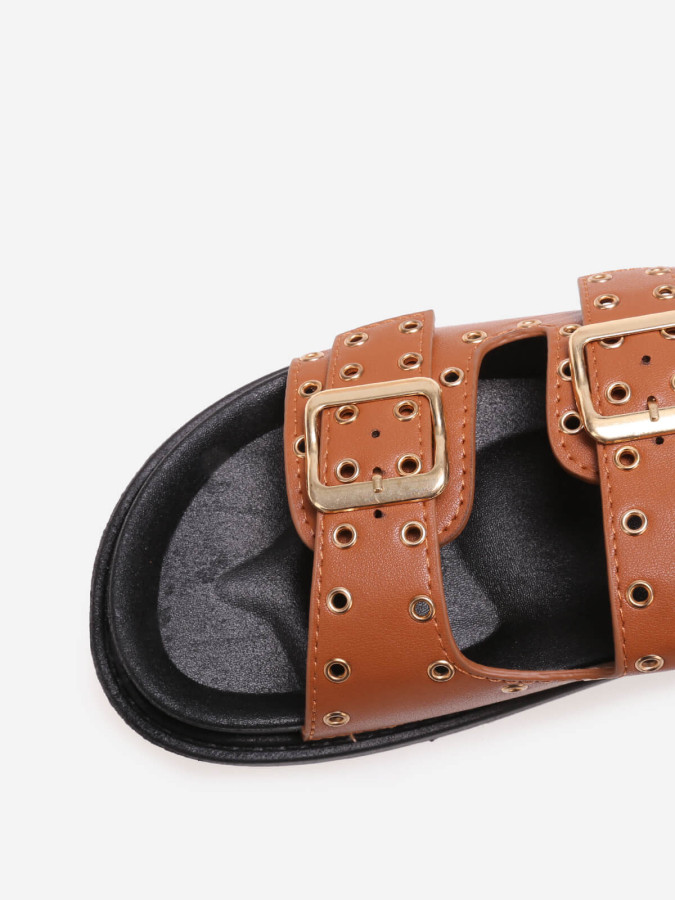 Sandales camel à boucles et œillets métalliques