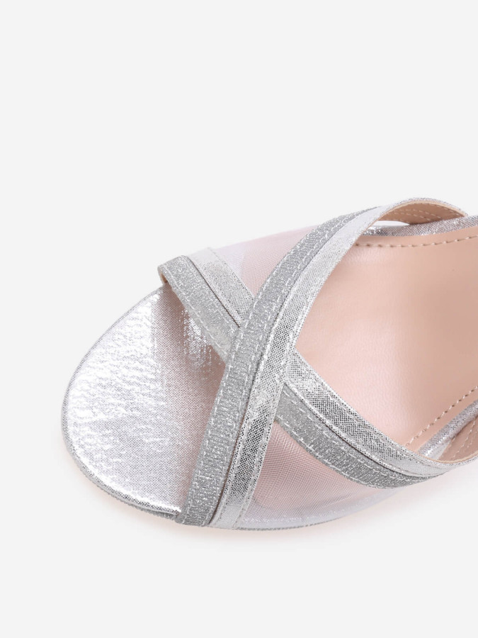Sandales argentées à paillettes et brides croisées en résille