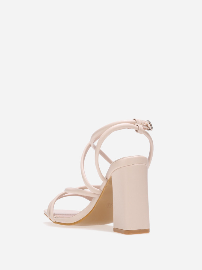 Sandales beiges à talon et brides croisées