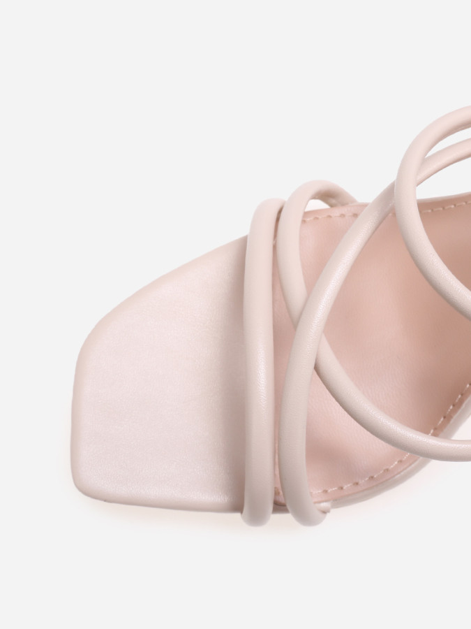 Sandales beiges à talon et brides croisées