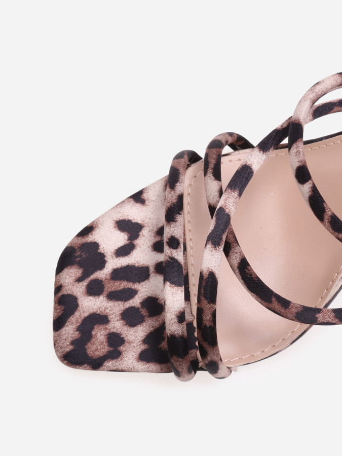 Sandales léopard à talon et brides croisées