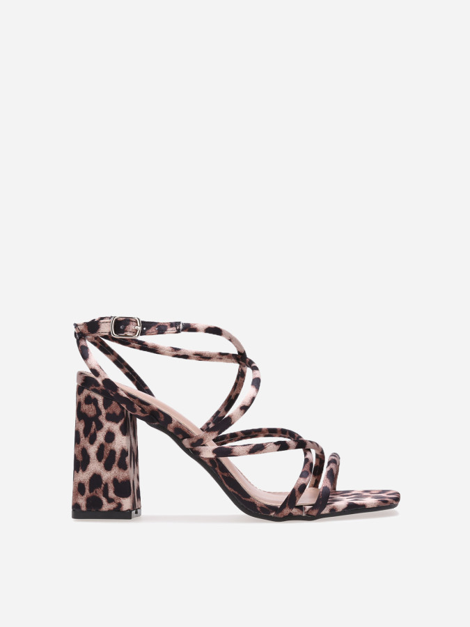 Sandales léopard à talon et brides croisées