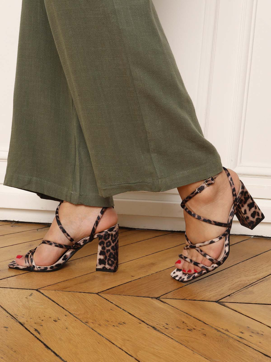 Sandales léopard à talon et brides croisées