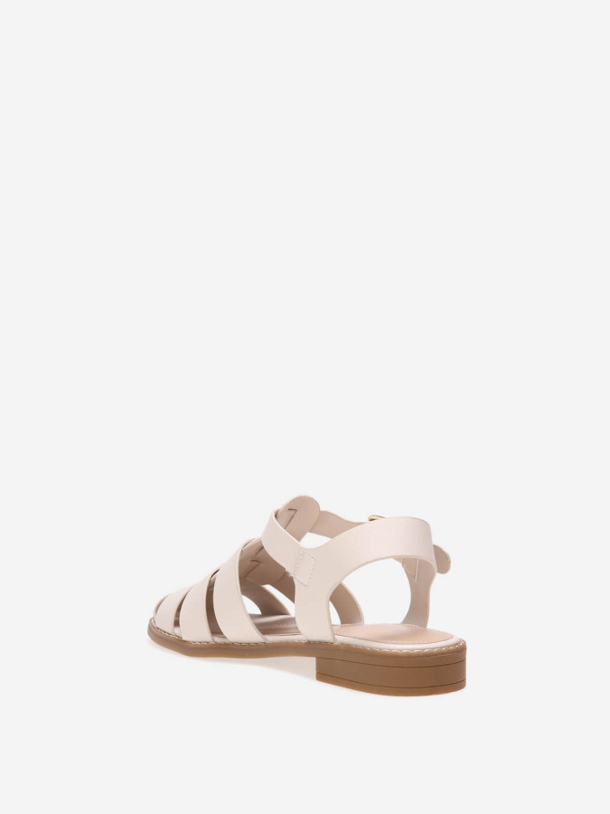 Sandales beiges style méduse à bout fermé et boucle dorée