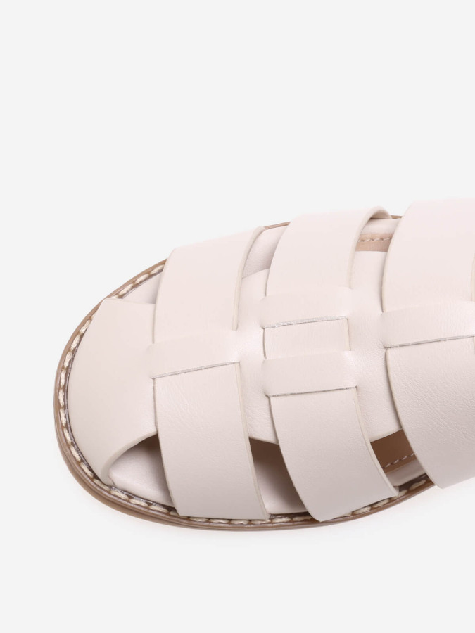 Sandales beiges style méduse à bout fermé et boucle dorée