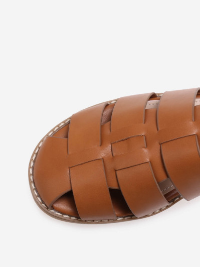 Sandales camel style méduse à bout fermé et boucle dorée