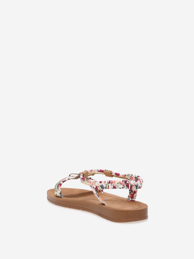 Sandales blanches à brides en tissu fleuri et bijoux effet bois