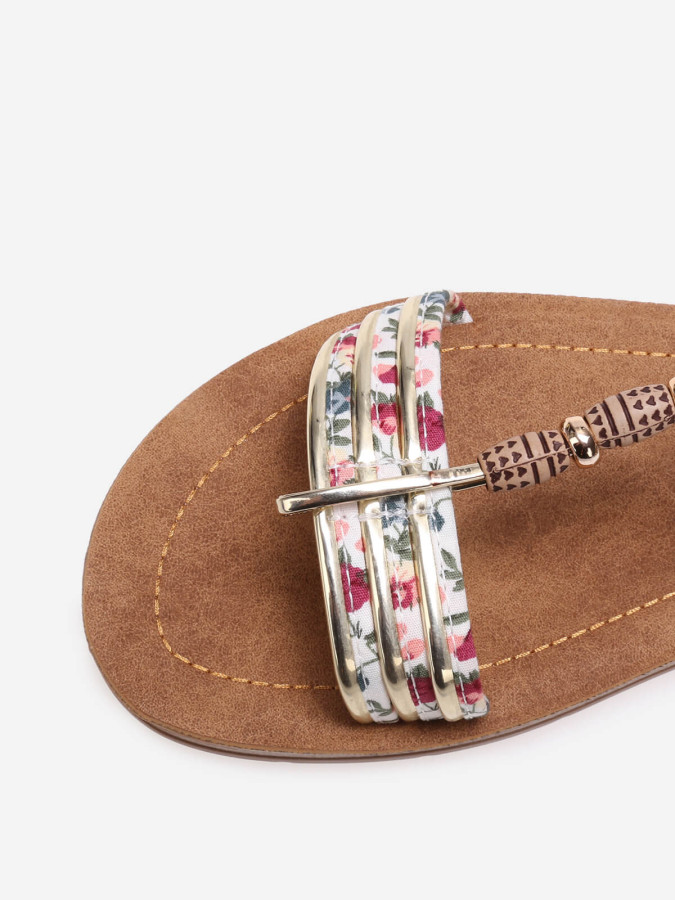 Sandales blanches à brides en tissu fleuri et bijoux effet bois