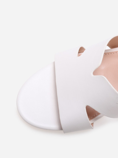 Sandales avec large bride ajourée