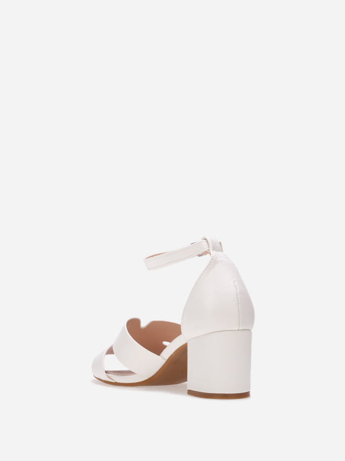 Sandales avec large bride ajourée