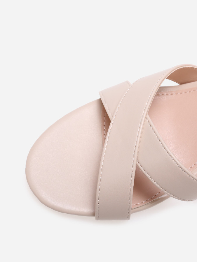 Sandales à talon carré avec brides croisées beiges