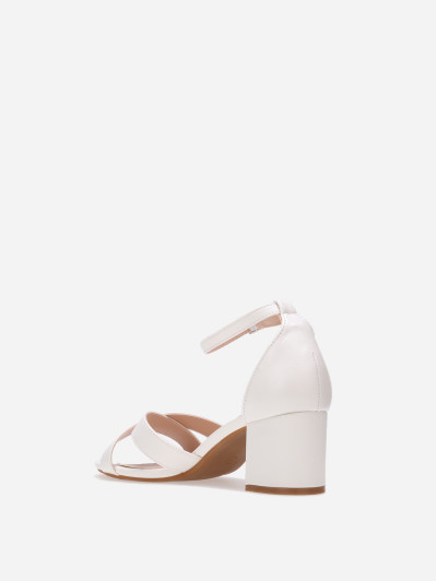 Sandales à talon carré avec brides croisées