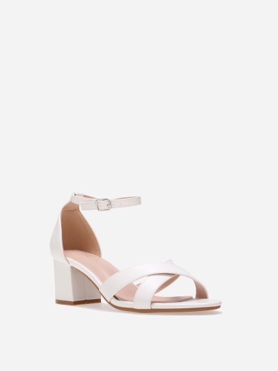 Sandales à talon carré avec brides croisées