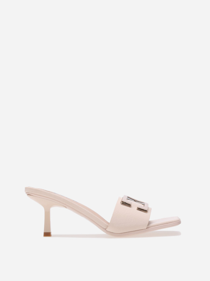 Mules beiges à talon et détail en D métallisé