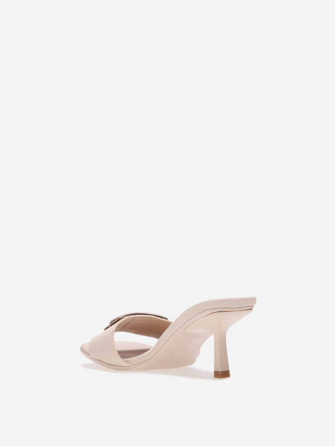 Mules beiges à talon et détail en D métallisé