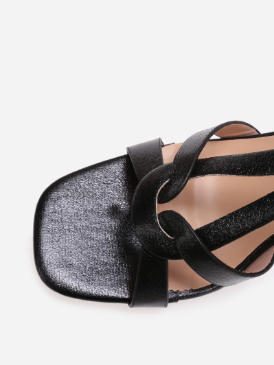 Sandales noires à talons avec détail métallique