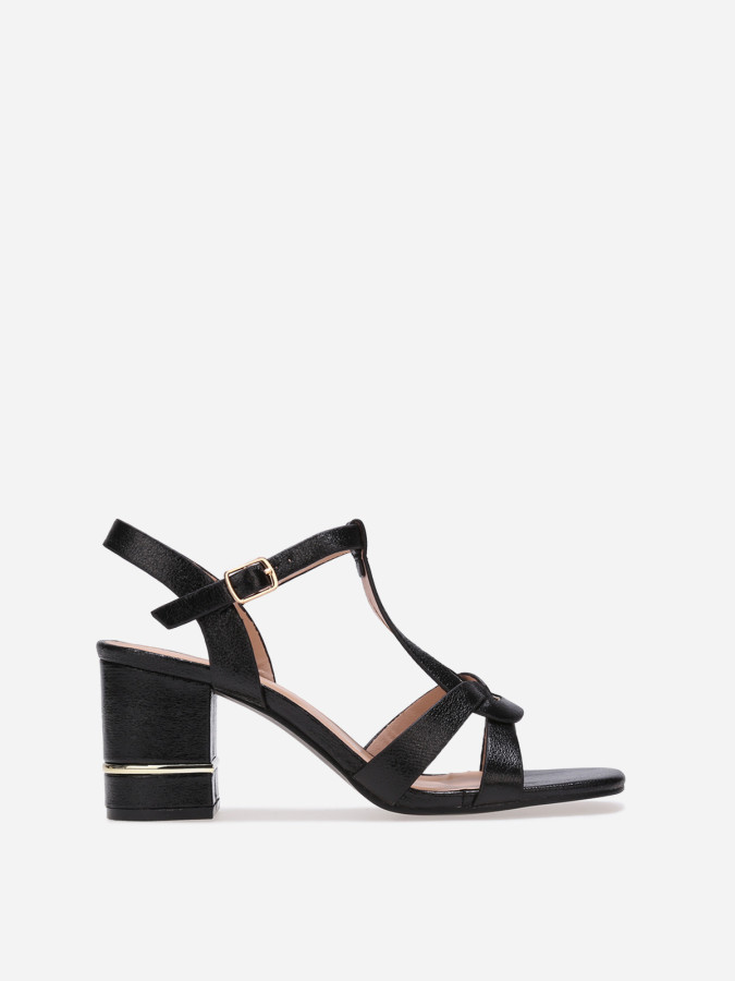 Sandales noires à talons avec détail métallique