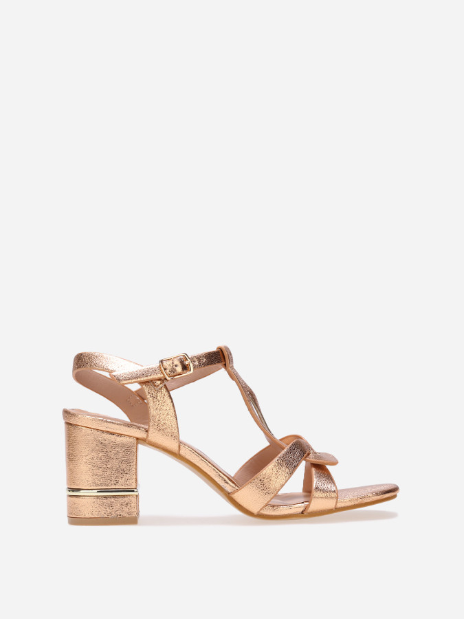 Sandales dorées rose à talons avec détail métallique