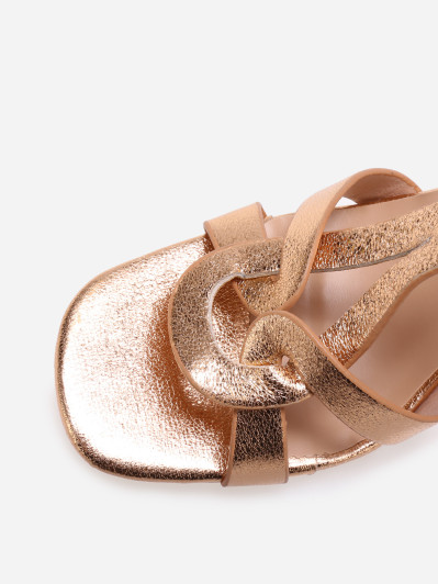 Sandales dorées rose à talons avec détail métallique