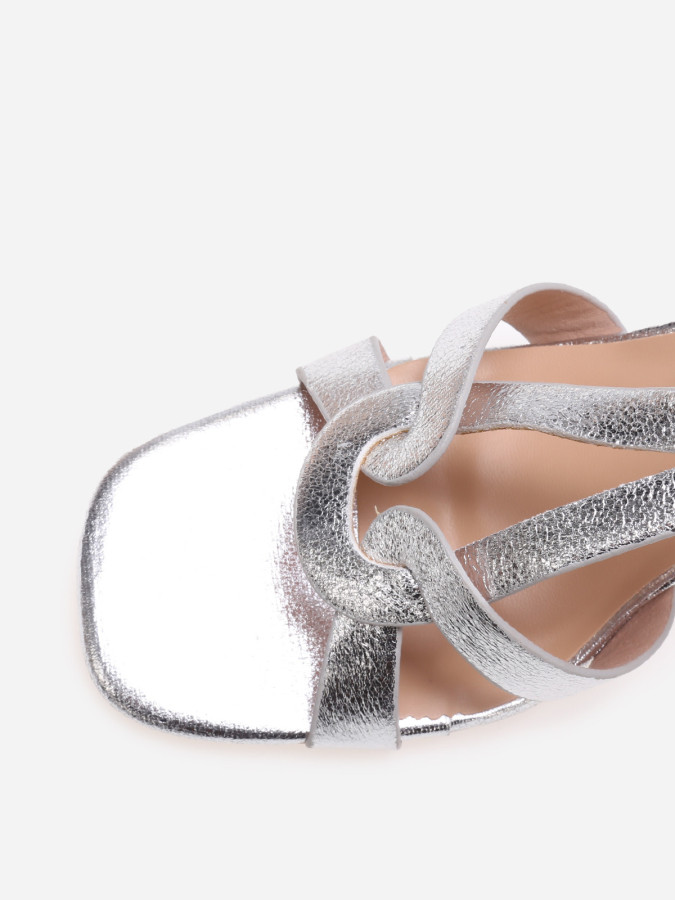 Sandales argentées à talons avec détail métallique