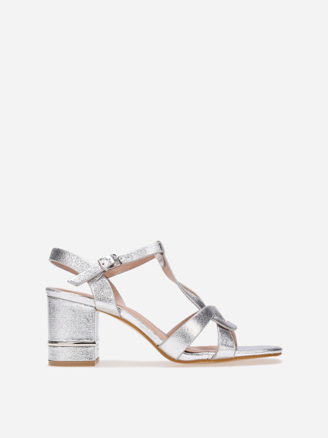 Sandales argentées à talons avec détail métallique