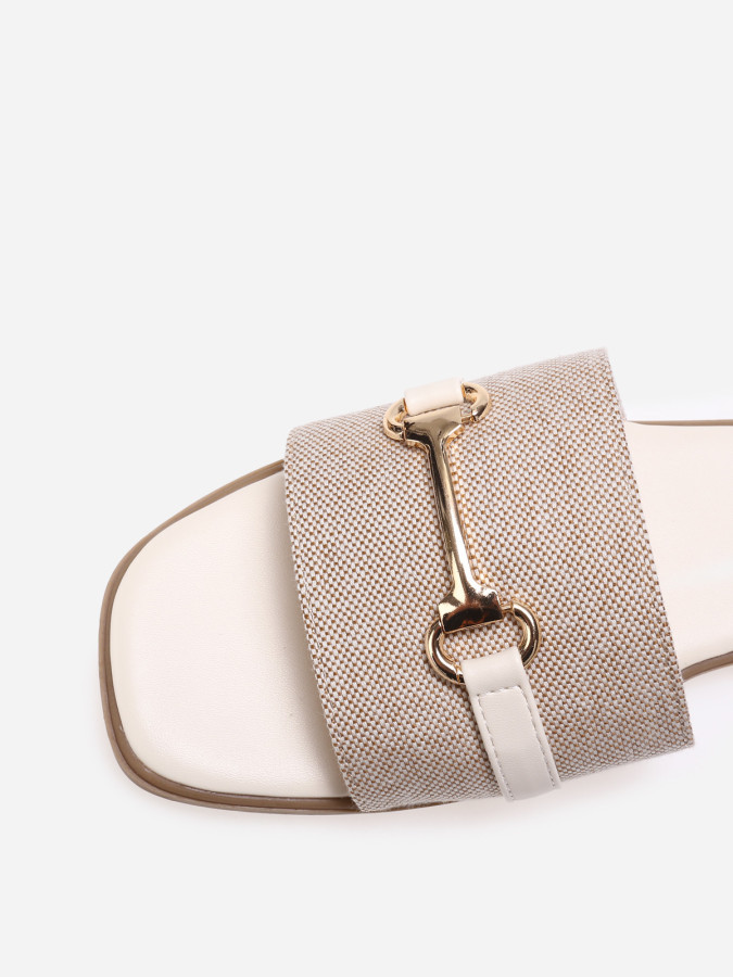Mules beiges à bride en tissu et mors doré