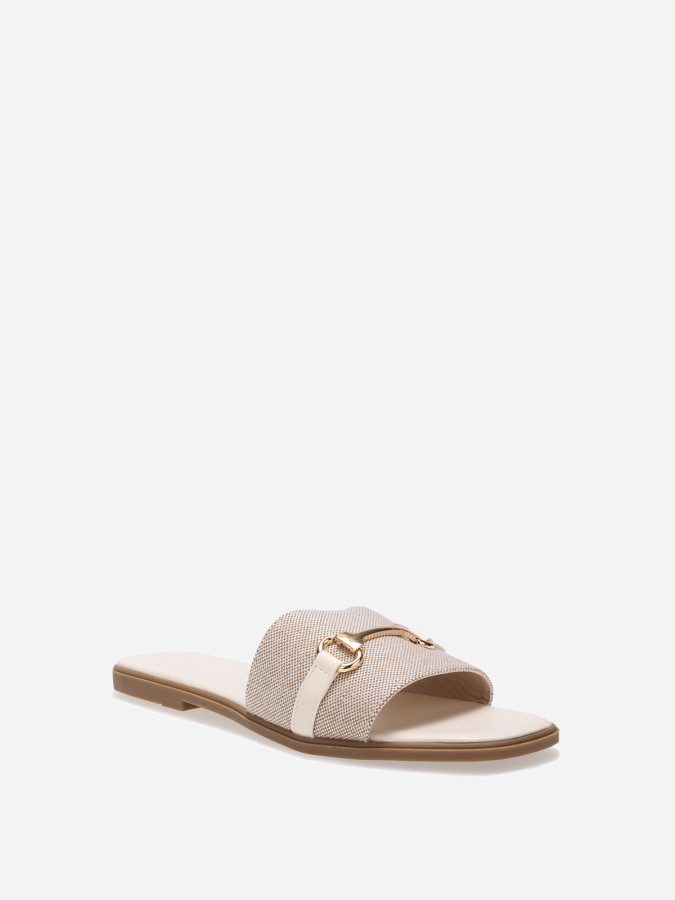 Mules beiges à bride en tissu et mors doré