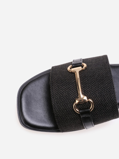 Mules noires à bride en tissu et mors doré