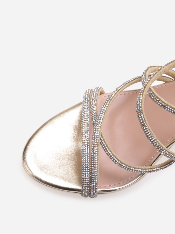 Sandales à talon dorées et brides entrecroisées à strass