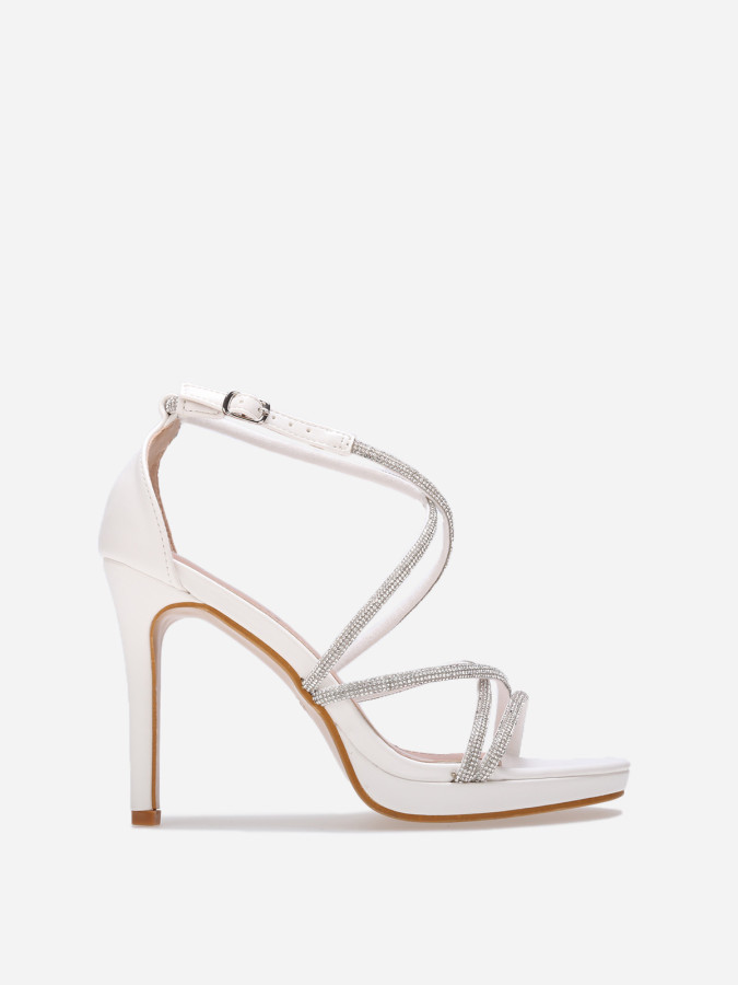 Sandales à talon blanches et brides entrecroisées à strass