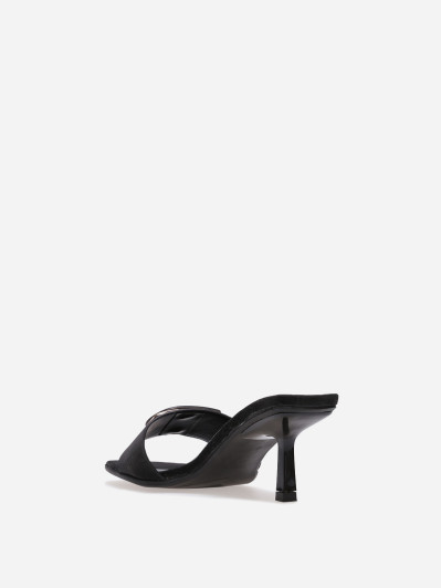 Mules noires à talon et détail en D métallisé