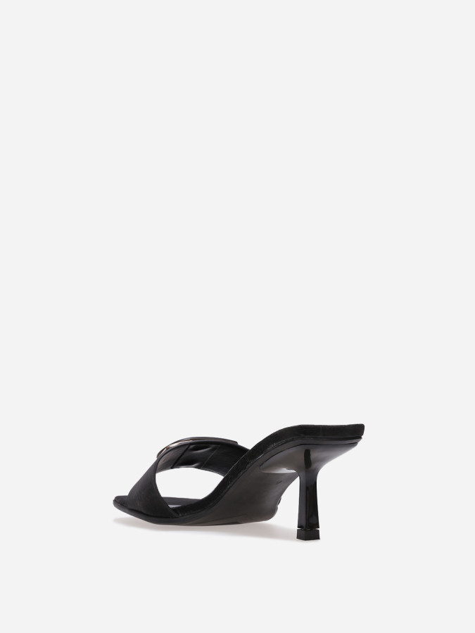 Mules noires à talon et détail en D métallisé