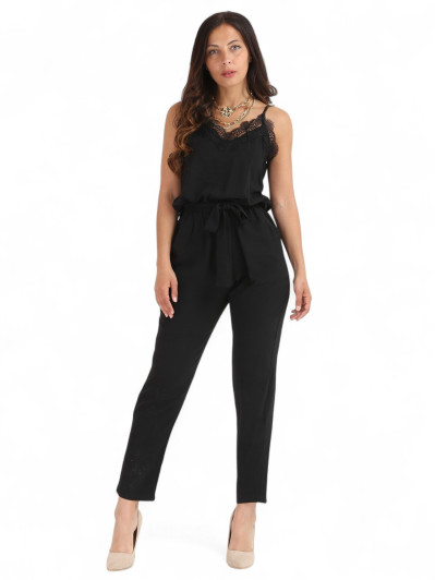 Combinaison noir à décolleté en dentelle
