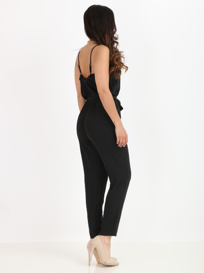 Combinaison noir à décolleté en dentelle