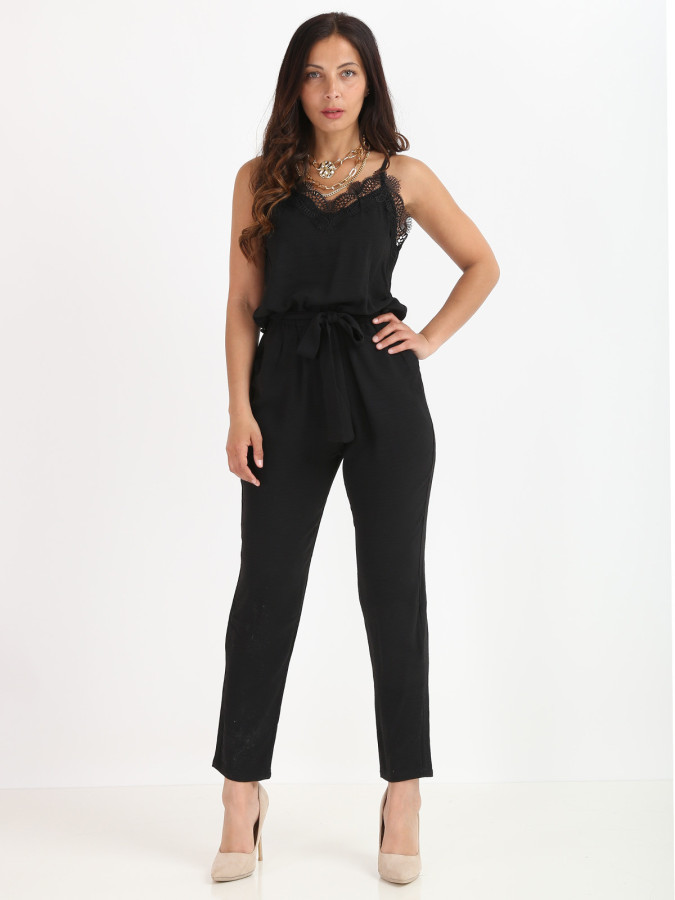 Combinaison noir à décolleté en dentelle